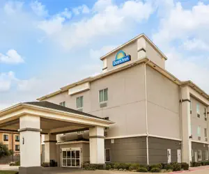 Photo 2 - Days Inn & Suites by Wyndham Mineral Wells