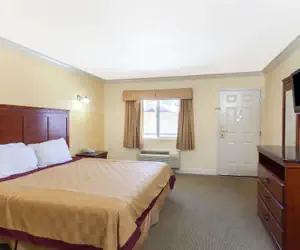 Photo 4 - Travelodge by Wyndham Brea