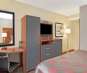 Photo 4 - Ramada by Wyndham Staten Island