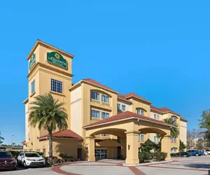 Photo 2 - La Quinta Inn & Suites by Wyndham Houston Bush Intl Airpt E