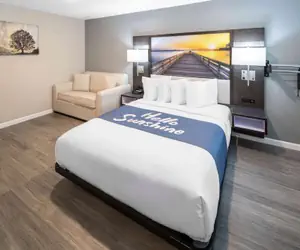 Photo 5 - Days Inn by Wyndham Galt/Elk Grove South