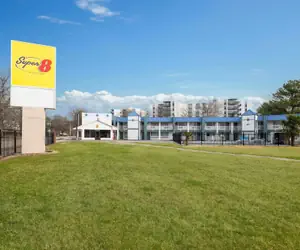 Photo 2 - Super 8 by Wyndham Portsmouth - Norfolk