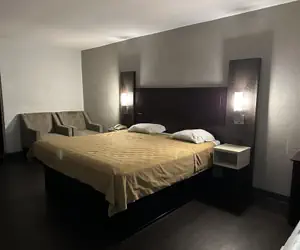 Photo 3 - Deluxe INN Augusta