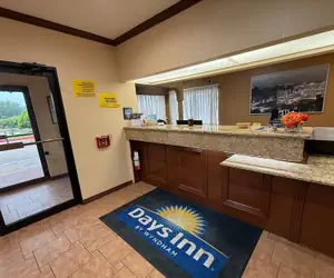 Photo 2 - Days Inn by Wyndham Navasota