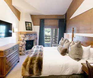 Photo 2 - Luxury One Bedroom with Mountain View 1 Apartment Hotel by RedAwning