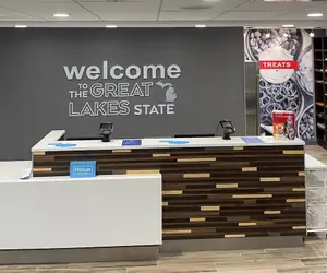 Photo 3 - Hampton Inn Detroit Southfield