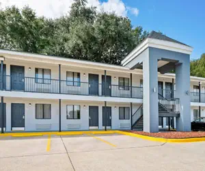 Photo 2 - Econo Lodge Biloxi Beach