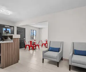 Photo 4 - Econo Lodge Biloxi Beach