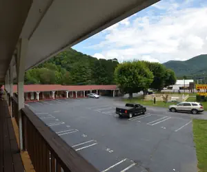 Photo 2 - Travelowe's Motel