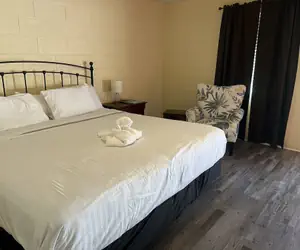 Photo 2 - King Guest Room located at the entrance to Mountain Harbor just 2 1/2 miles from Lake Ouachita. by RedAwning