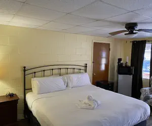 Photo 3 - King Guest Room located at the entrance to Mountain Harbor just 2 1/2 miles from Lake Ouachita. by RedAwning