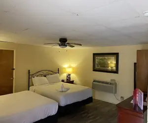 Photo 4 - King Guest Room located at the entrance to Mountain Harbor just 2 1/2 miles from Lake Ouachita. by RedAwning