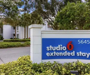 Photo 2 - Studio 6 Coral Springs, FL - Fort Lauderdale