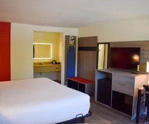 Photo 5 - Ramada by Wyndham Cleveland Airport West