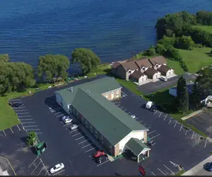 Photo 2 - Econo Lodge Menomonie On The Bay