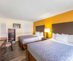 Photo 2 - Econo Lodge Beach and Boardwalk