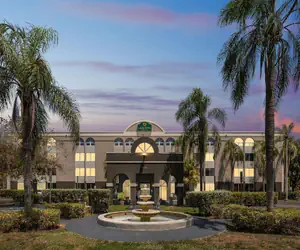 Photo 2 - La Quinta Inn & Suites by Wyndham Miami Lakes