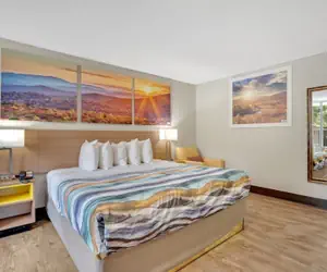 Photo 2 - Bristol Parkway Inn