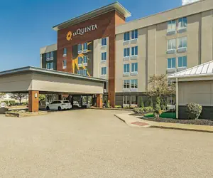 Photo 2 - La Quinta Inn & Suites by Wyndham Cleveland Airport West