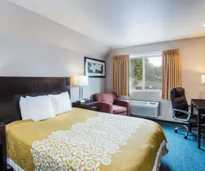 Photo 2 - Days Inn by Wyndham Seattle Aurora