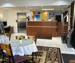 Photo 5 - Days Inn by Wyndham Seattle Aurora