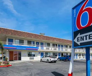 Photo 2 - Motel 6 Lost Hills, CA