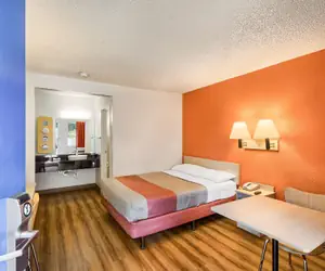 Photo 5 - Motel 6 Everett, WA - South