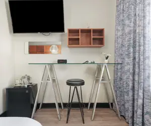 Photo 5 - Chesterfield Hotel & Suites