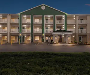 Photo 2 - HomeTowne Studios by Red Roof Detroit - Livonia