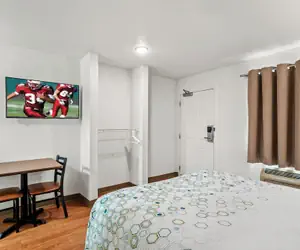 Photo 5 - HomeTowne Studios by Red Roof Detroit - Livonia