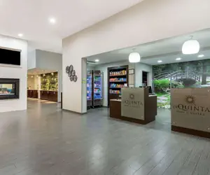 Photo 4 - La Quinta Inn & Suites by Wyndham Rockford