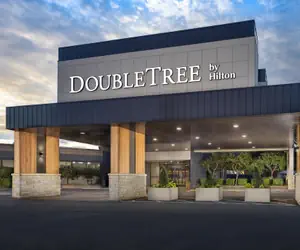Photo 2 - DoubleTree by Hilton Manhattan, KS