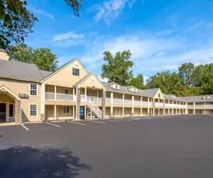 Photo 2 - Days Inn by Wyndham Canton