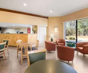 Photo 3 - Econo Lodge Hendersonville