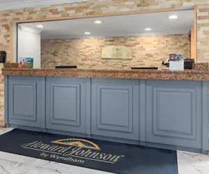 Photo 3 - Howard Johnson by Wyndham Romulus Detroit Metro Airport