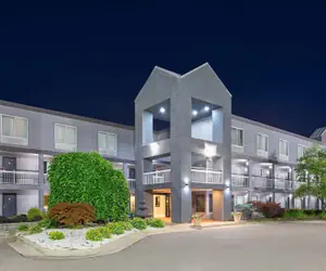 Photo 2 - Howard Johnson by Wyndham Romulus Detroit Metro Airport