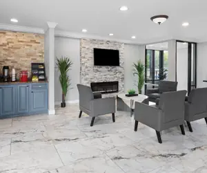 Photo 4 - Howard Johnson by Wyndham Romulus Detroit Metro Airport