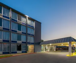 Photo 2 - Days Inn by Wyndham Cambridge