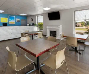 Photo 5 - Days Inn by Wyndham Cambridge