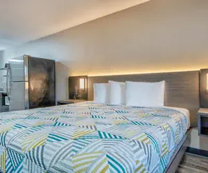 Photo 5 - Studio 6 Texas City, TX