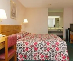 Photo 5 - Econo Lodge Lanett