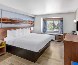 Photo 5 - Days Inn & Suites by Wyndham Greeley