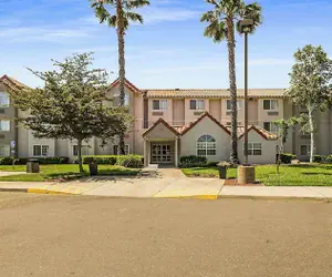 Photo 2 - SureStay Plus Hotel by Best Western Rocklin