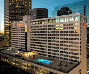 Photo 2 - Sheraton Indianapolis City Centre Hotel