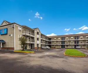 Photo 2 - Studio 6 Jacksonville, FL - South