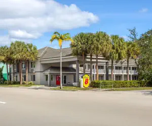 Photo 2 - Super 8 by Wyndham Dania/Fort Lauderdale Arpt