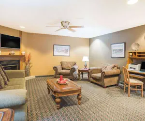 Photo 5 - Ramada by Wyndham Spirit Lake/Okoboji