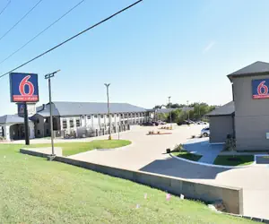 Photo 2 - Motel 6 Brenham, TX