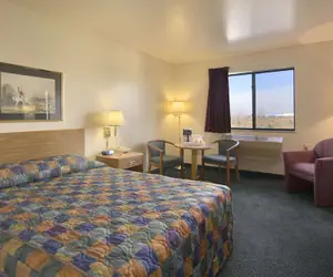 Photo 2 - Travelodge by Wyndham Hudsonville