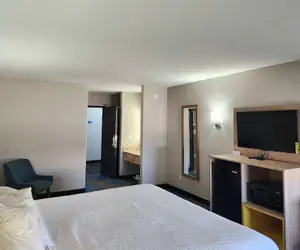 Photo 4 - Days Inn & Suites by Wyndham New Iberia